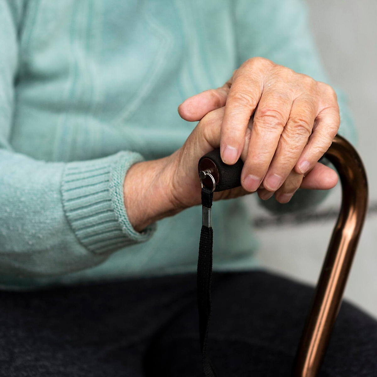 Îngrijirea Persoanelor cu Alzheimer și Demență într-un Cămin de Bătrâni